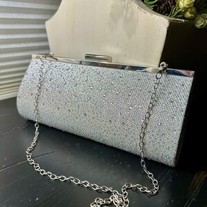 SILVER, NWOT, BLING, CLUTCH OR SHOULDER EVENING BAG. CLASP CLOSURE, CHAIN STRAP.